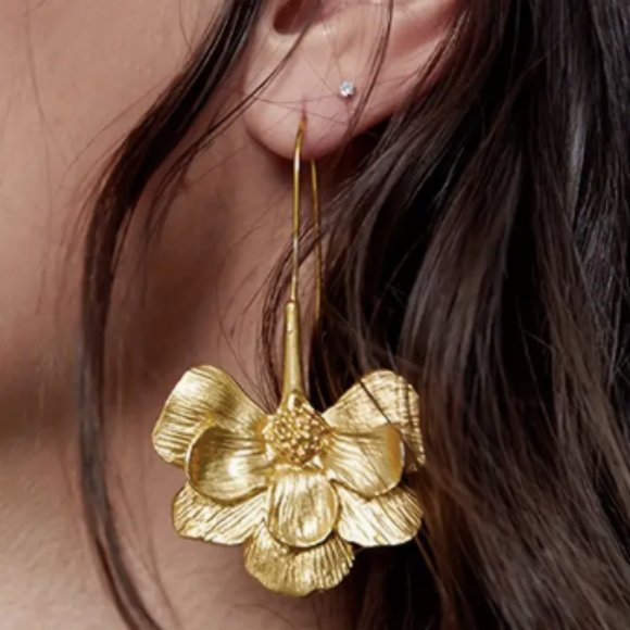 AllTheThingsJewelry Jewelry - 18k Gold Plated Flower Drop Earrings